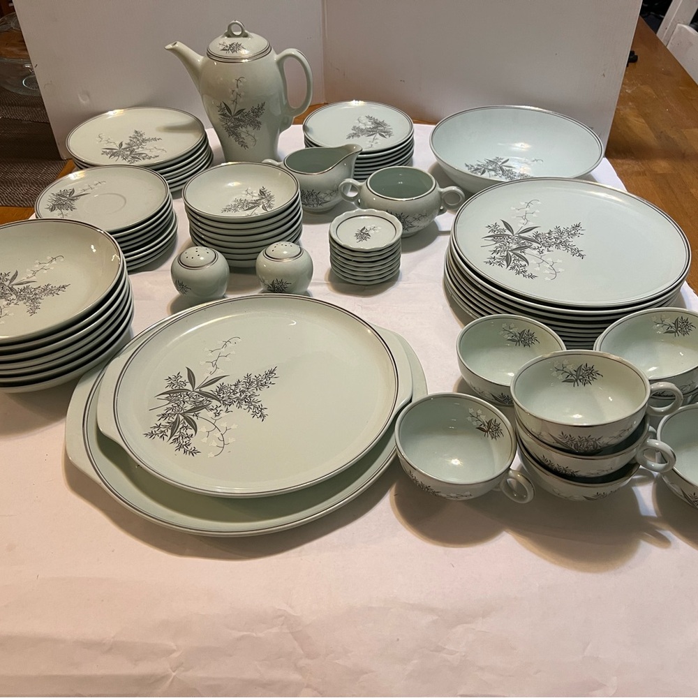 Lady Empire Dinnerware Set
